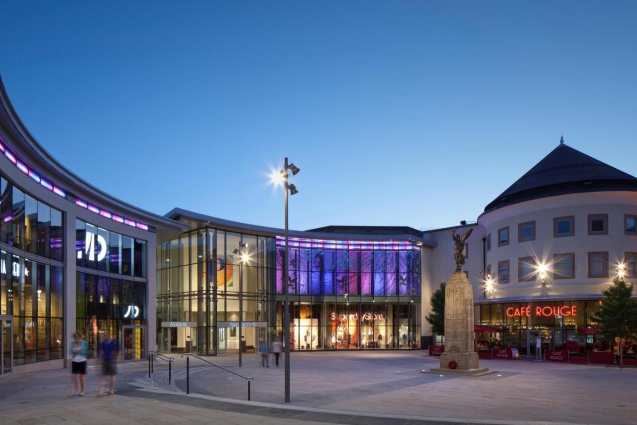 Cloud9Sa At Woking Central Exterior foto